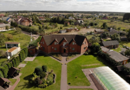 Котедж з басейном з висоти