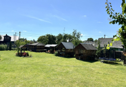 Великий просторий двір