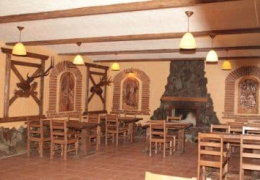 Харчування.     У ресторані приватної садиби в Карпатах «Срібне джерело» можна замовити будь-які страви з меню, яке засноване на старовинних закарпатських рецептах. Вашу трапезу доповнить домашнє вино або палінка (угорська фруктова горілка)