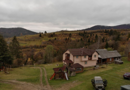 Приватна садиба На гірському схилі