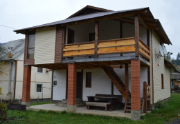 Фасад Приватної садиби Магія Карпат