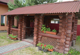 Альтанка біля готелю Марічка