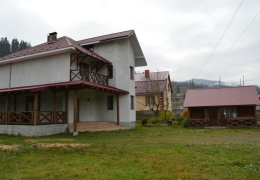 Будинок та колиба