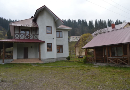 Будинок та колиба