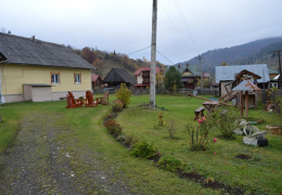 Територія поруч з котеджем Обіч