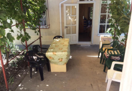 Крытая беседка, обеденный стол.