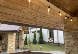 В кожній альтанці є світло та вогники, які працюють за допомогою акумуляторних батарейок, що надасть змогу приємно проводити час навіть за умови вимкнення електроживлення 