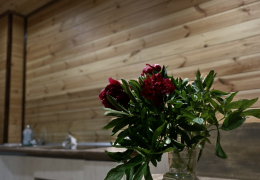 Свіжі квіти та свічки нададуть особливої атмосфери вашим вечорам 