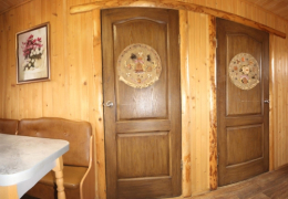 Вітальня, двері в спальні