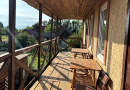 Балкон у будиночку