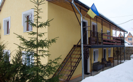 Приватна садиба У Івана Під Липами