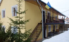 Приватна садиба У Івана Під Липами