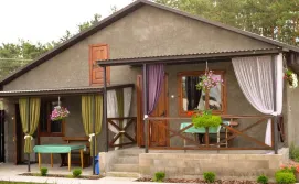 Приватна садиба ПІД ЛІСКОМ