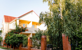 Гостьовий будинок у Олексія