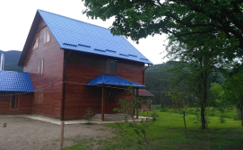 Приватна садиба Під Явором