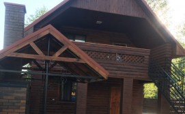 Будинок для відпочинку поряд з озером.