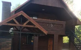 Будинок для відпочинку поряд з озером.