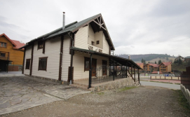 Приватний сектор Поляниця деревяний будинок з каміном відпочинок в Карпатах Буковель