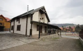 Приватний сектор Поляниця деревяний будинок з каміном відпочинок в Карпатах Буковель