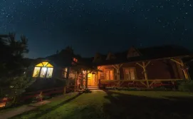 Пансіонат "Урочище" вночі