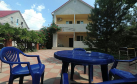 Гостьовий будинок у Олексія