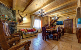 Приватний сектор Поляниця деревяний будинок з каміном відпочинок в Карпатах Буковель