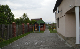 Територія біля котеджу