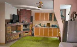 Кухня-студия с камином