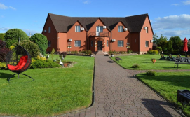 Котедж з басейном