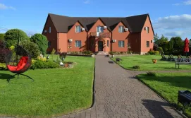 Котедж з басейном