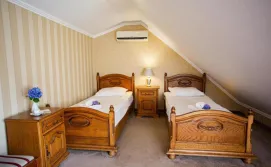 Готель Золота Пава