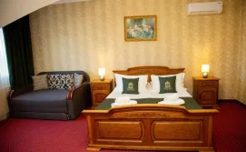 Готель Золота Пава