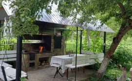 Приватна садиба Три горішки