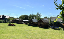 Великий просторий двір