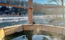 Котедж Шум Черемоша на березі річки