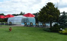 Котедж з басейном - територія літньої зони відпочинку навколо басейну