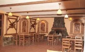 Харчування. У ресторані приватної садиби в Карпатах «Срібне джерело» можна замовити будь-які страви з меню, яке засноване на старовинних закарпатських рецептах. Вашу трапезу доповнить домашнє вино або палінка (угорська фруктова горілка)