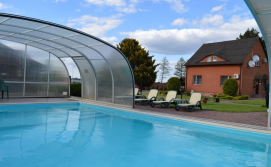 Котедж з басейном