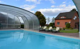 Котедж з басейном