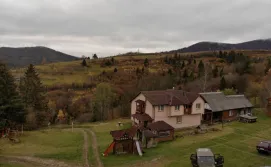 Приватна садиба На гірському схилі