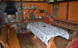 Альтанка на території приватної садиби Антошка