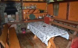 Альтанка на території приватної садиби Антошка