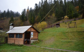 Альтанка на території приватної садиби Антошка