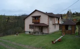 Приватна садиба На гірському схилі