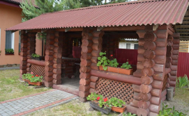 Альтанка біля готелю Марічка