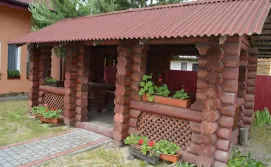 Альтанка біля готелю Марічка