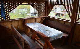 Альтанка на території приватної садиби Антошка