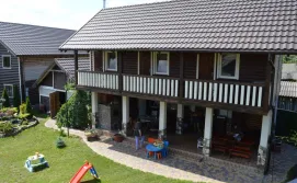 Приватна садиба Дві доньки та син №2