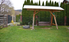 Гойдалка на території