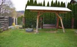 Гойдалка на території